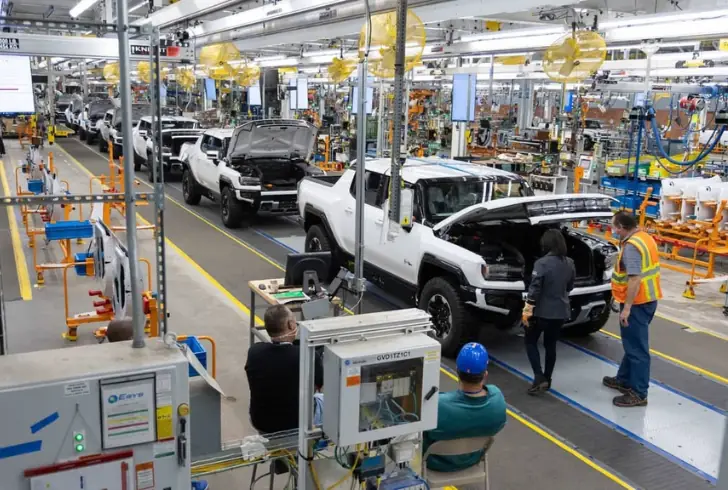GM factory workers assembling cars efficiently